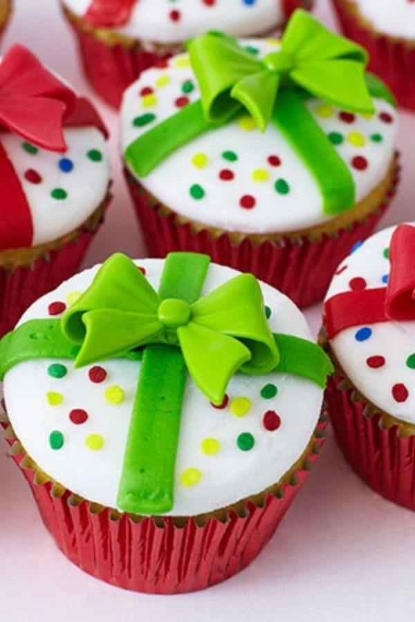 25 Cheerful and Festive Christmas Cupcake Decorating Ideas